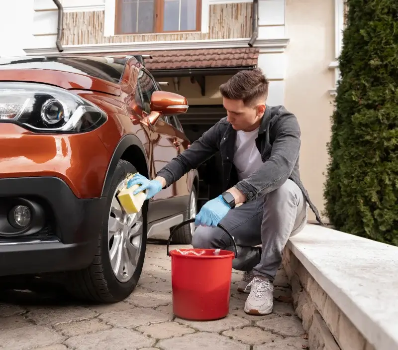 Lavage auto à domicile La Salvetat-Saint-Gilles : professionnel intervenant sur un véhicule